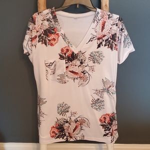 women's short-sleeve V-neck t-shirt with  floral print and a pocket detail Small